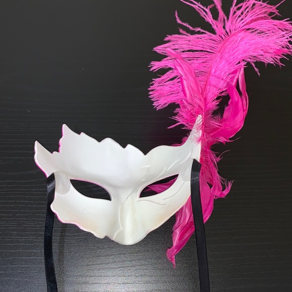 Pink feather masquerade mask - Picture 3 of 3